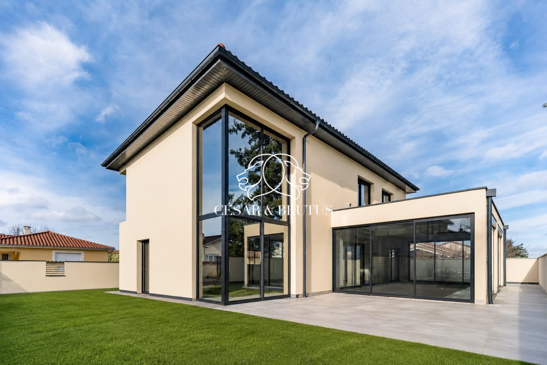 Mions · Maison de 7 pièces de 330 m² avec piscine couverte et garage
