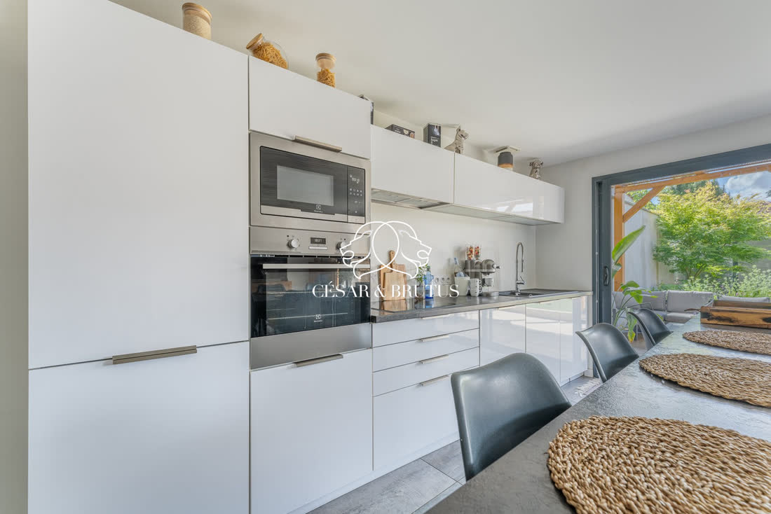 Sathonay-Village : Maison rénovée de 117 m² · 3 chambres, jardin 100 m² & dépendances + garage