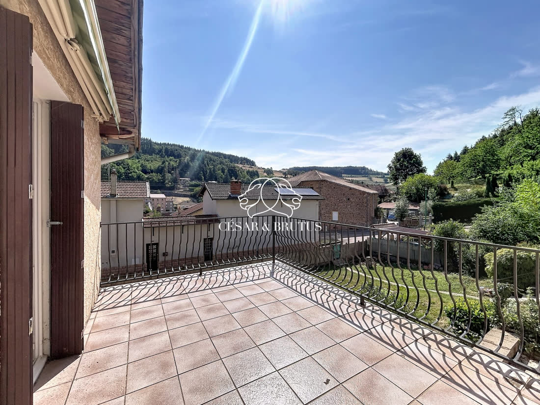 Maison de 3 chambres à rafraîchir avec terrasse et garage à Pont-Trambouze