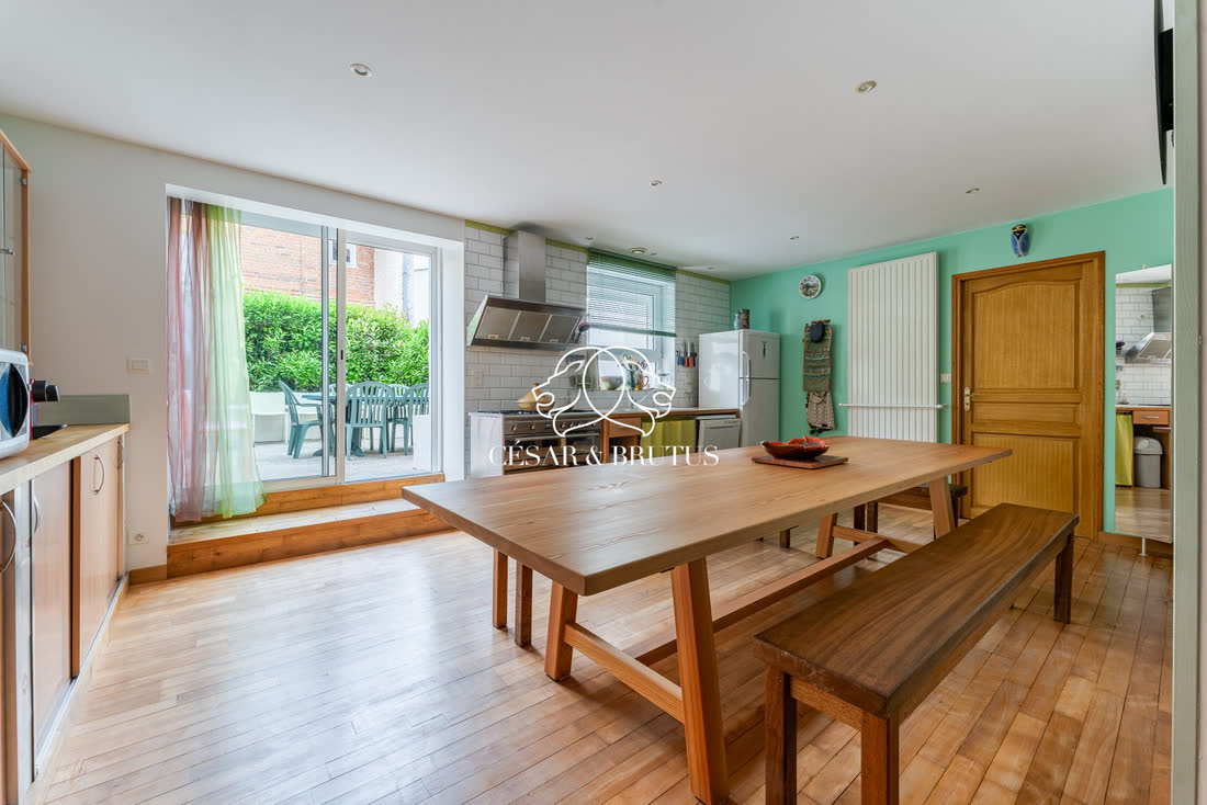 Ensemble immobilier avec maison, terrasse et local commercial quartier du port