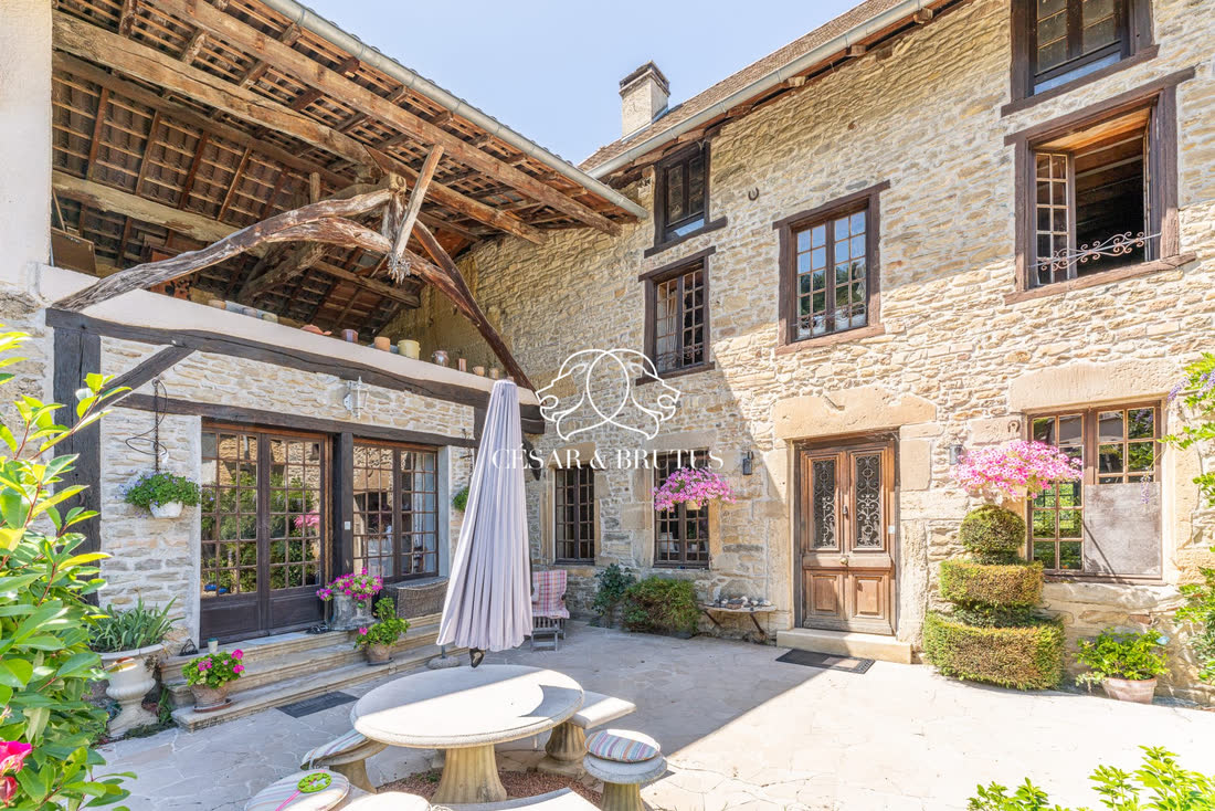 Exclusivité · Maison 7 pièces de 218 m² · Maubec · Demeure d’histoire et piscine