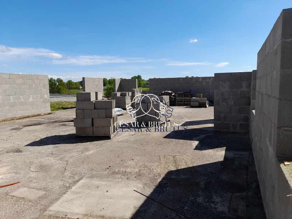 Terrain avec maison de plain pied a terminer
