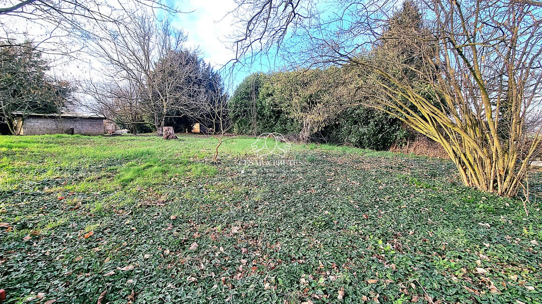 Terrain constructible 670 m² Mogneneins 01140
