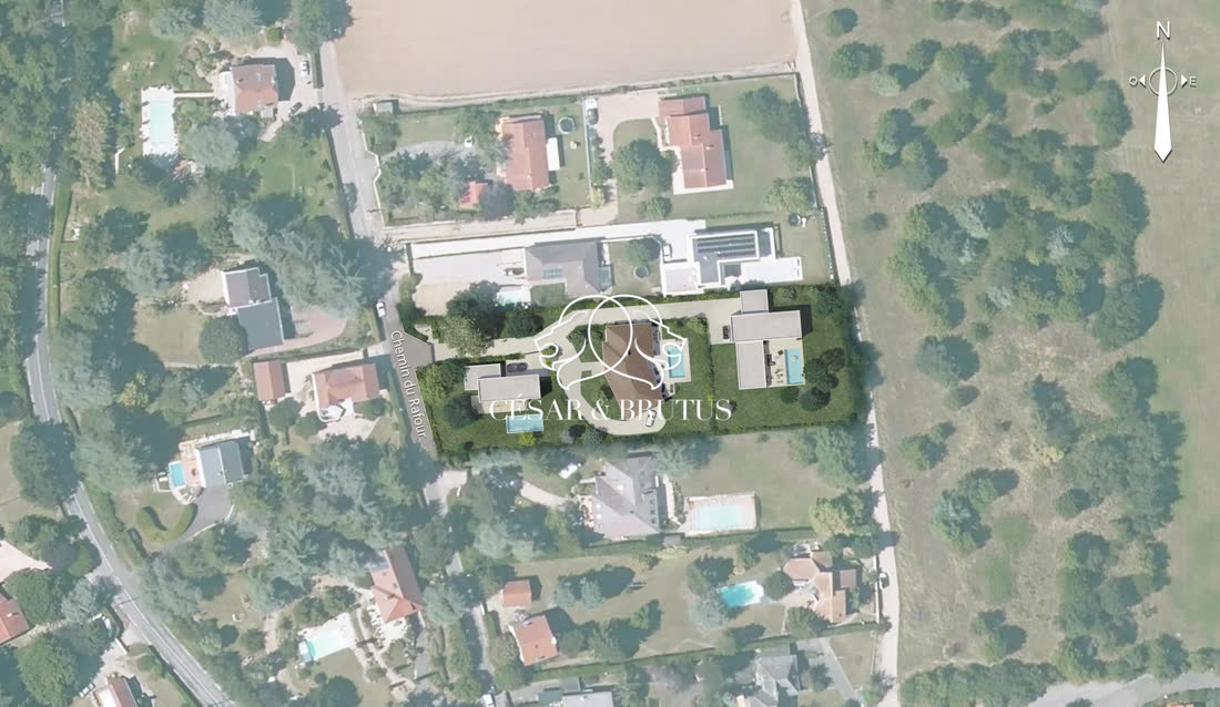 Terrain arboré et viabilisé de 882 m² · Écully