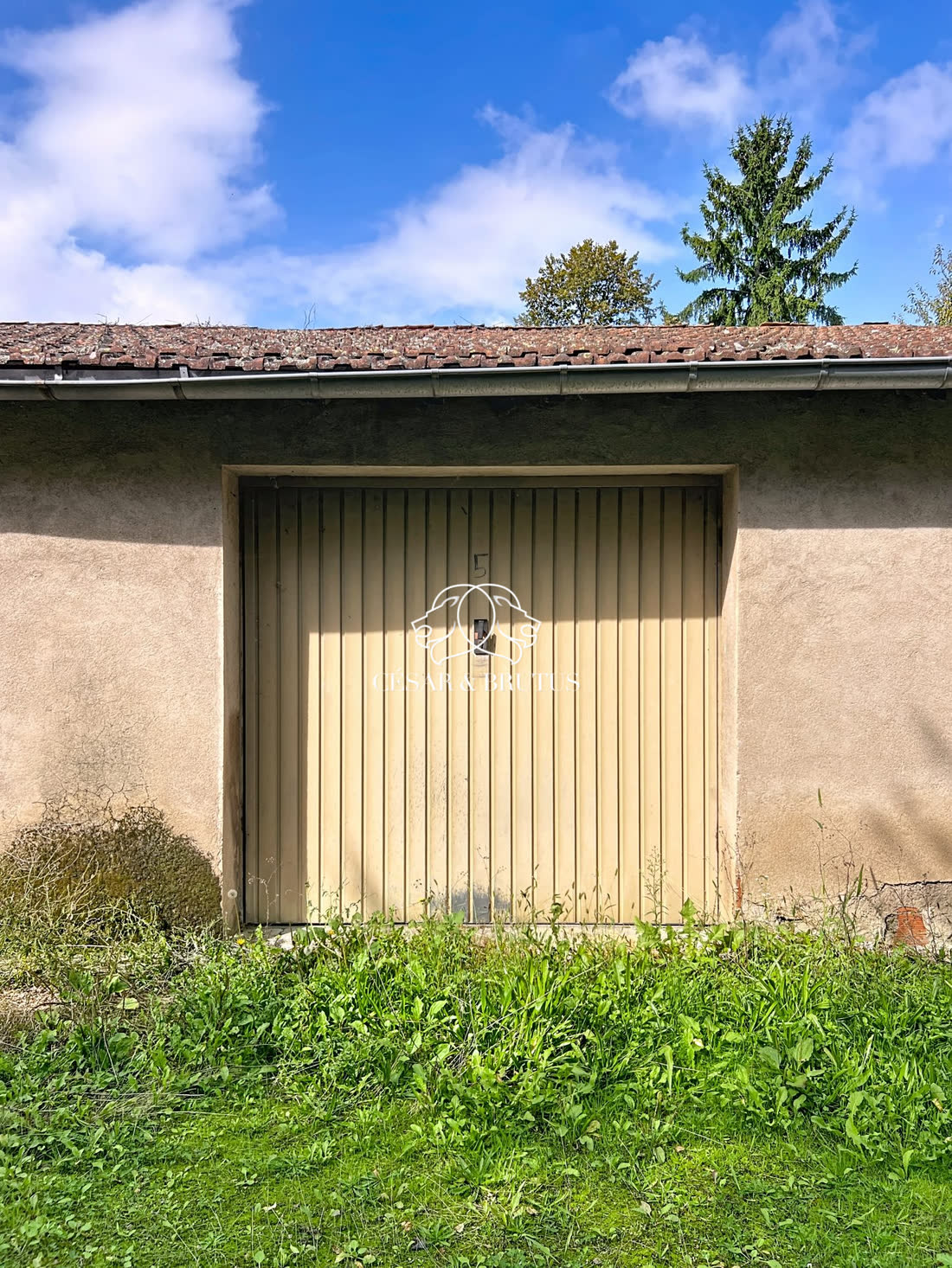 Lot de 8 garages loués à Thizy 69240